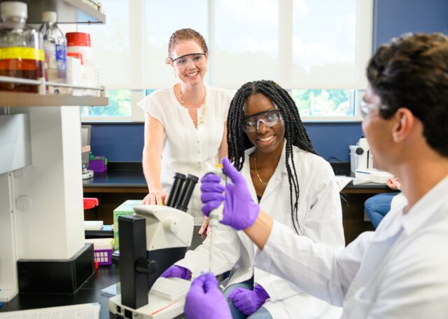 HPU Science Students Work Together with Faculty