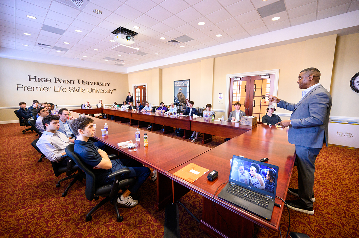 Suggs lectured students on leadership during his visit.