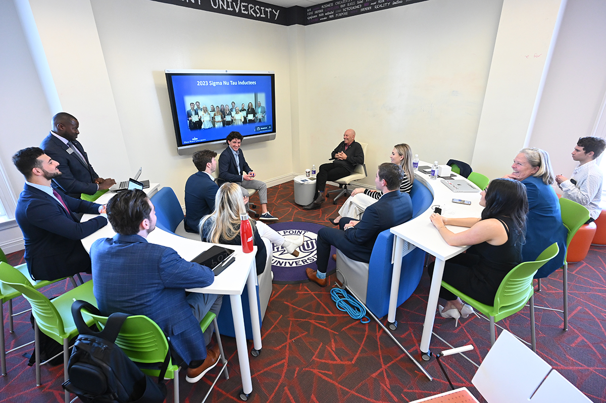 Randolph mentored students and critiqued their business ideas in HPU’s Entrepreneurship Center during his visit to campus last year.