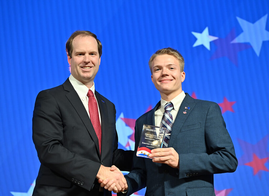 Dr. McKennon Shea, HPU’s senior vice president for development, presented the Gaddis Leadership Award to HPU junior Emerson Siefken.