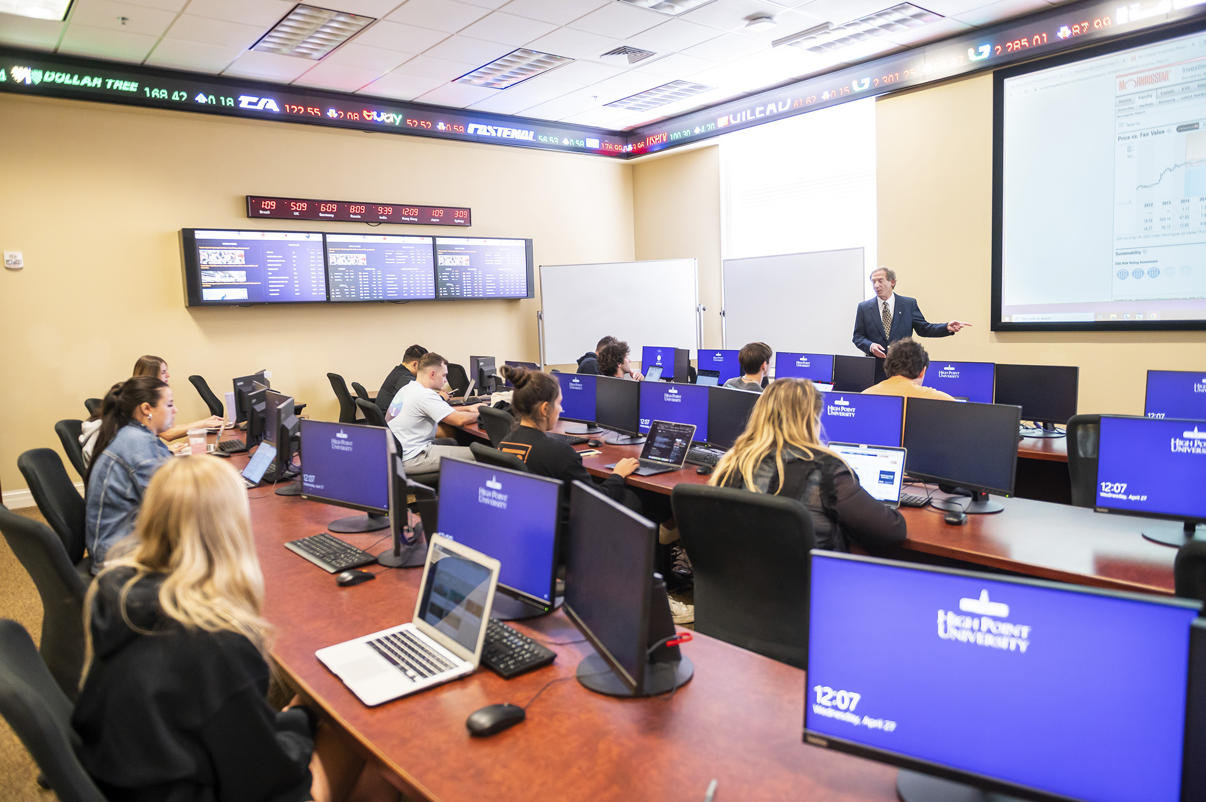 220427 Ticker Room 0040