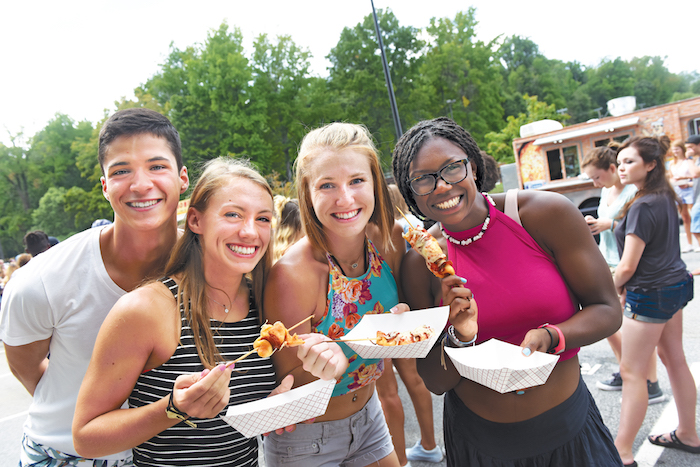 22.10.11 students eating complimentary food truck high point university