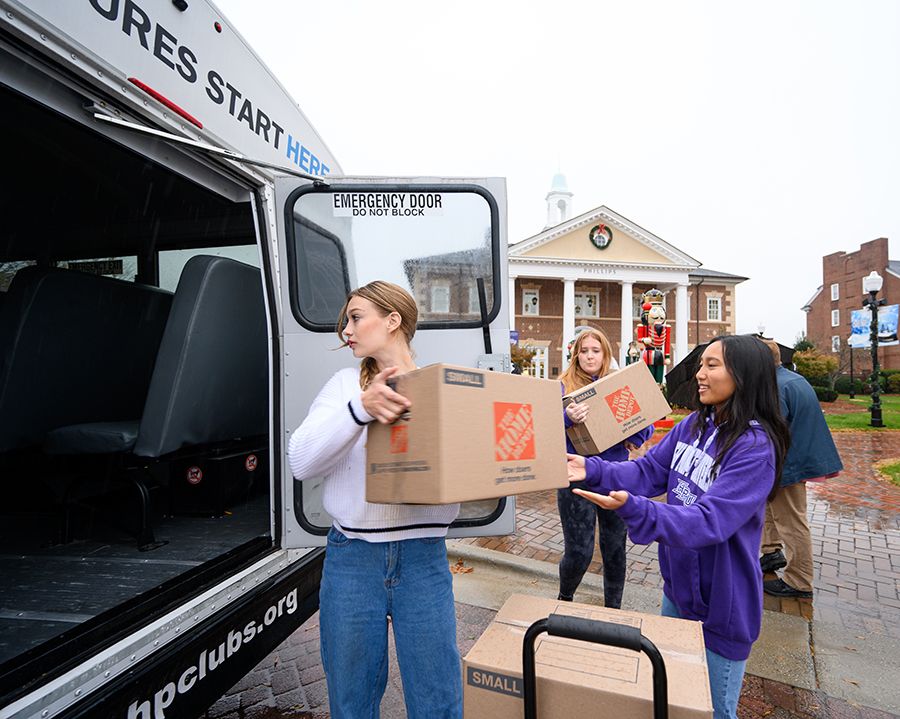 HPU’s Professional Selling Club fundraised and donated more than 100 Thanksgiving meals to the Boys and Girls Club of Greater High Point for a ninth year. 