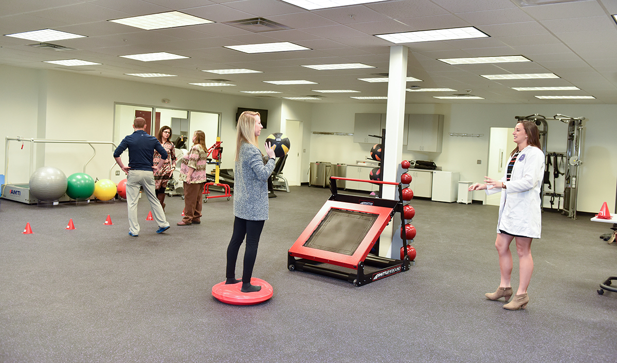 Students in HPU’s Department of Physical Therapy have access to a variety of hands-on learning opportunities inside state-of-the-art facilities, including HPU’s Physical Therapy Pro Bono Clinic.