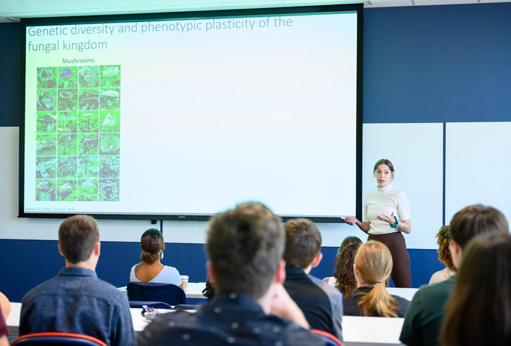 Dr. Calla Telzrow, ’16, a biology graduate who participated in HPU’s first SuRPS when she was a student, returned to campus as keynote speaker for the students. She addressed increasing health risks of fungal infections and the challenges of developing antifungal medicines. 