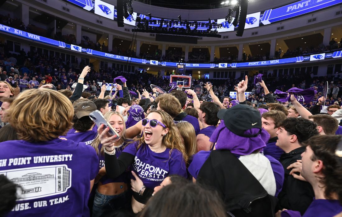 students rallying at hpu espnu game